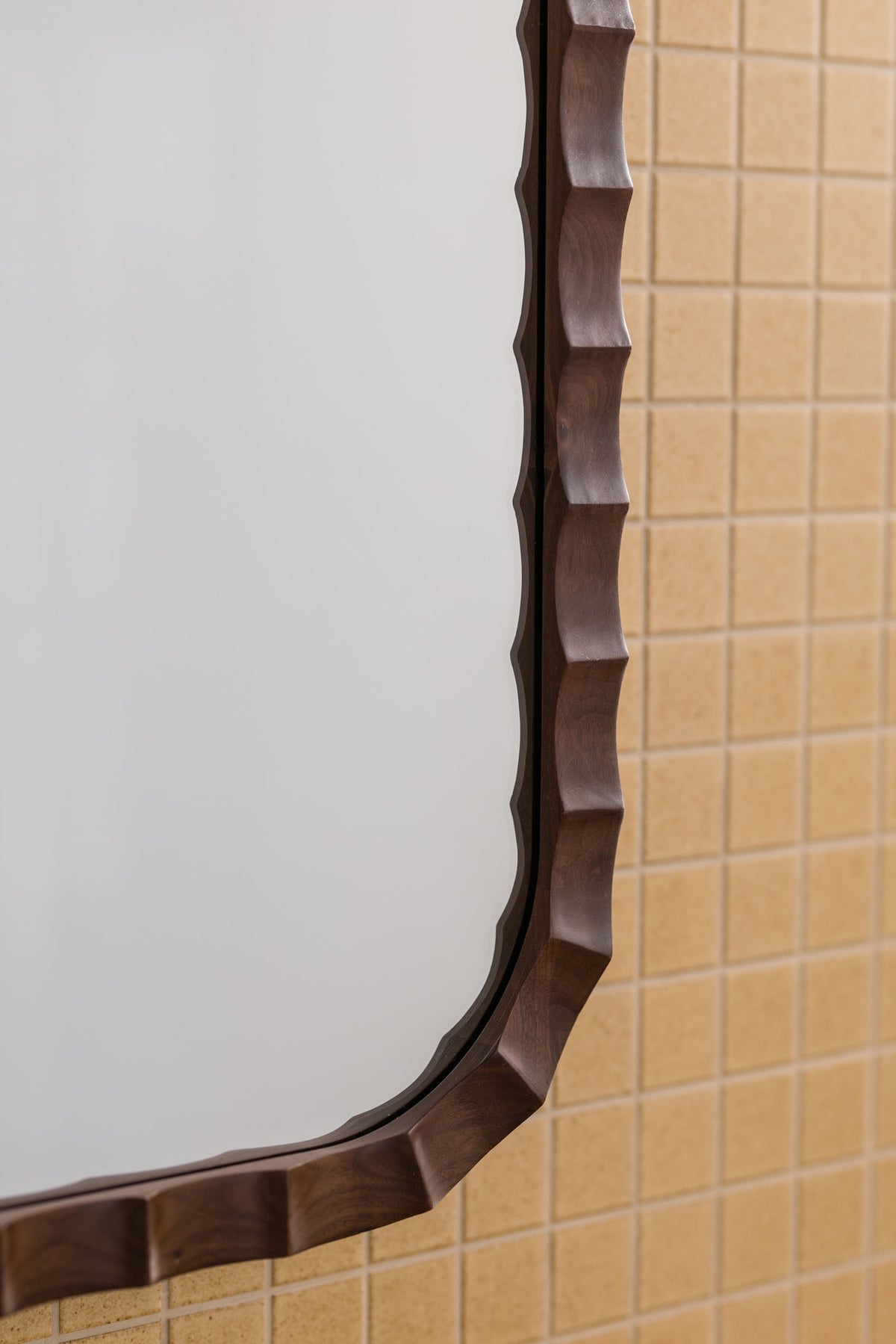 Ruffles Mirror in Walnut - Detail bathroom